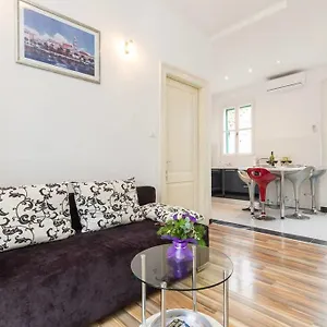 Old Town With Private Indoor Garage Parking Appartement Split